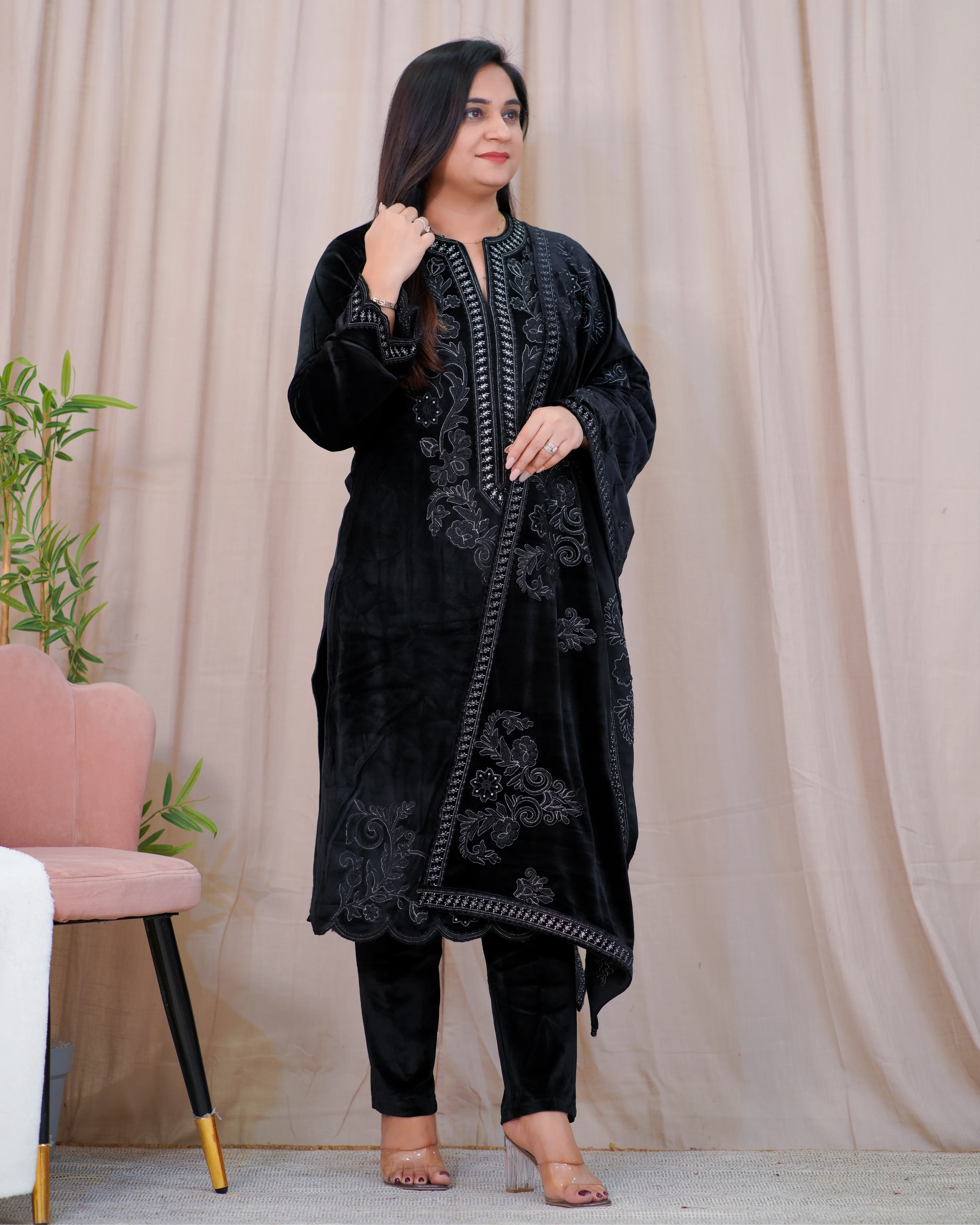 Ajooni Embroidered Premium Velvet Pant set - Image 10