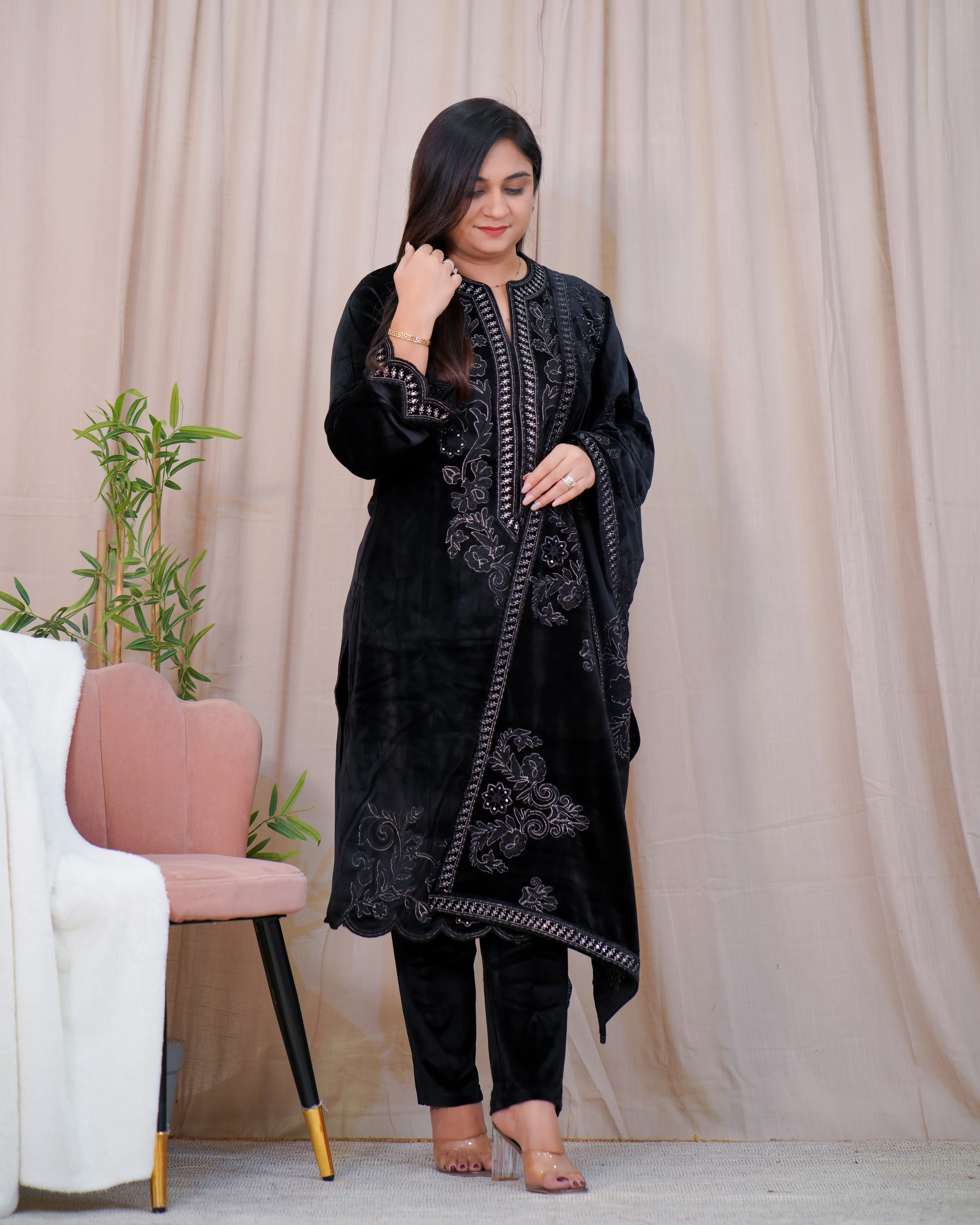 Ajooni Embroidered Premium Velvet Pant set - Image 6