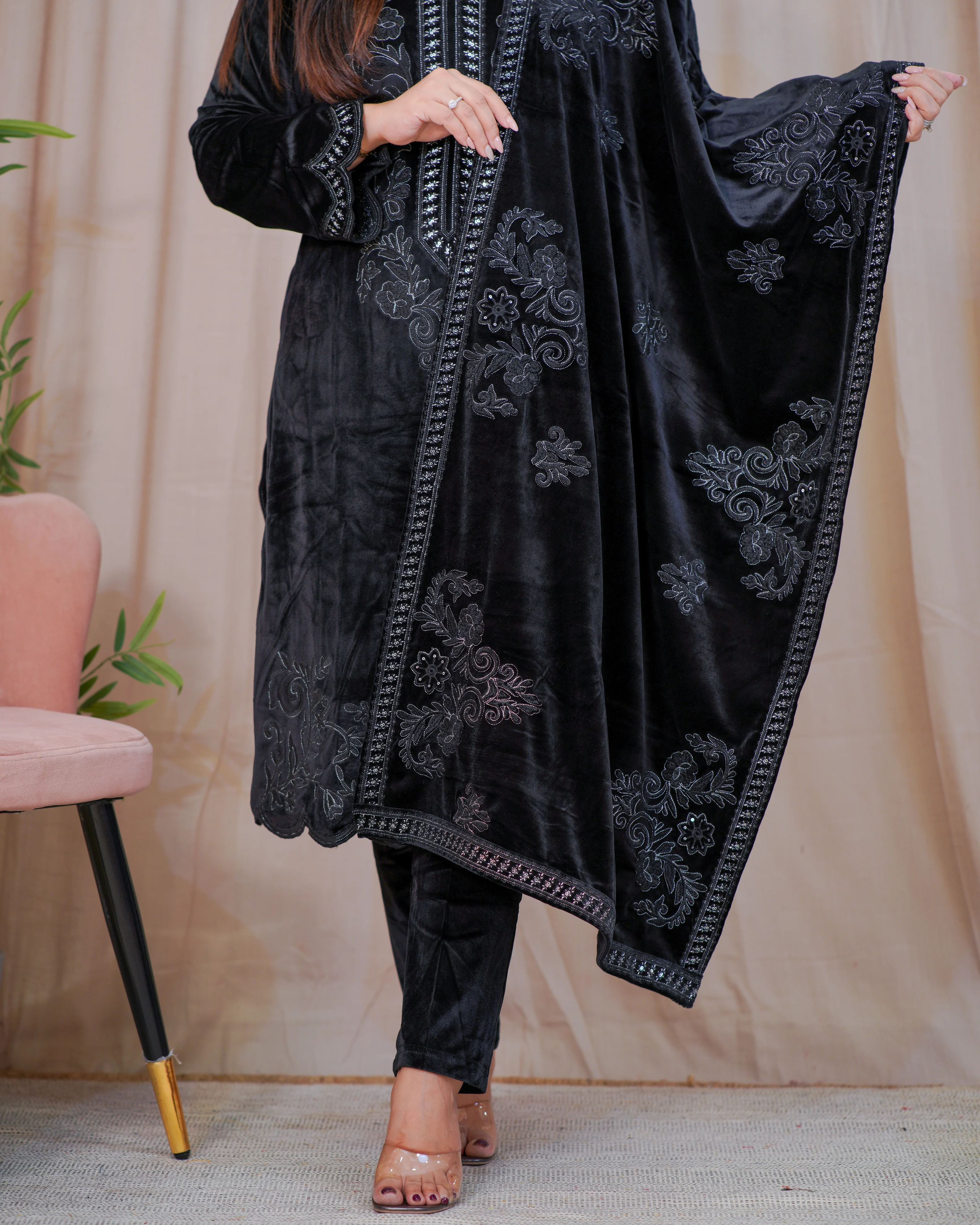 Ajooni Embroidered Premium Velvet Pant set - Image 9