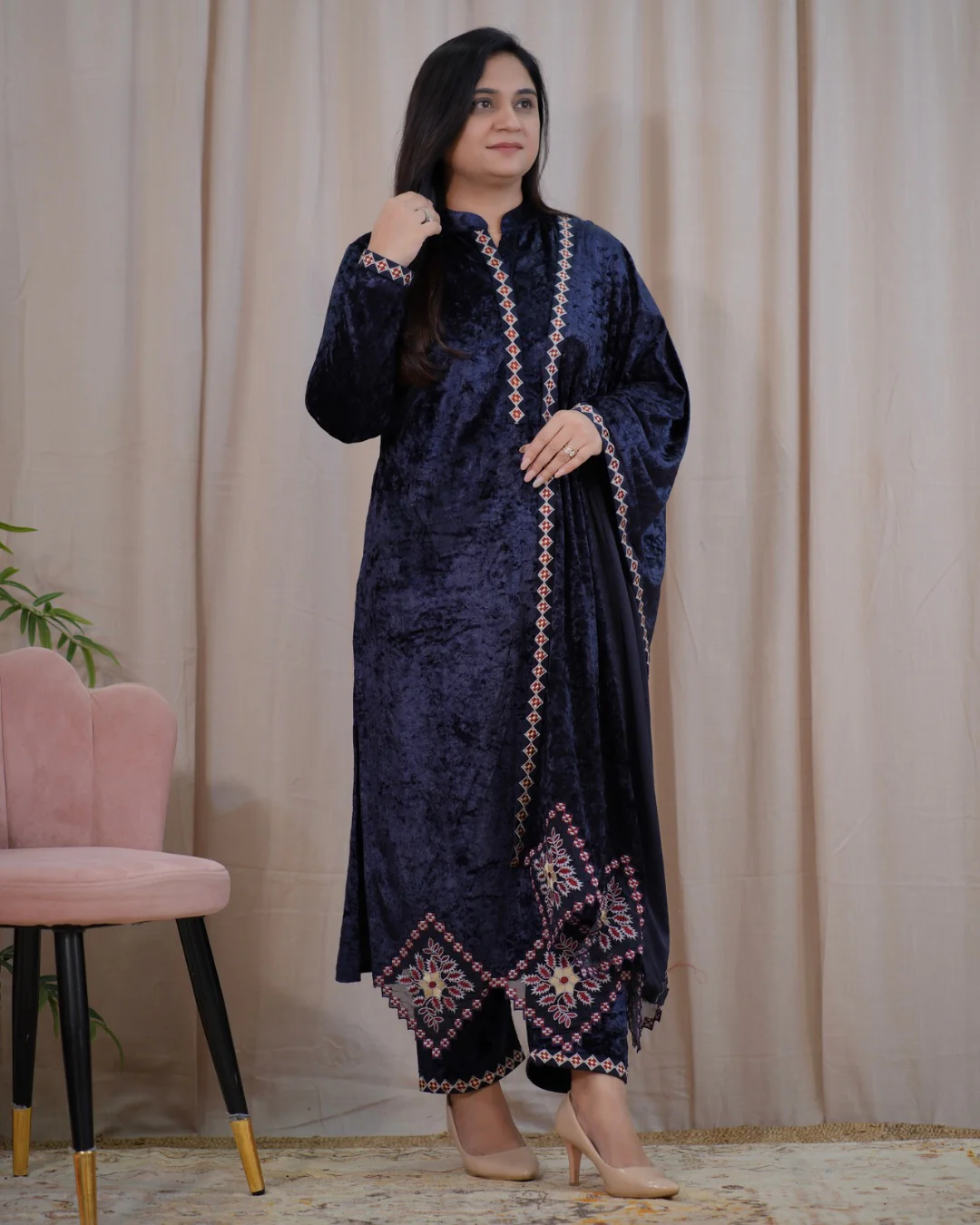 Ayesha Velvet Embroidered Dupatta Set - Image 3