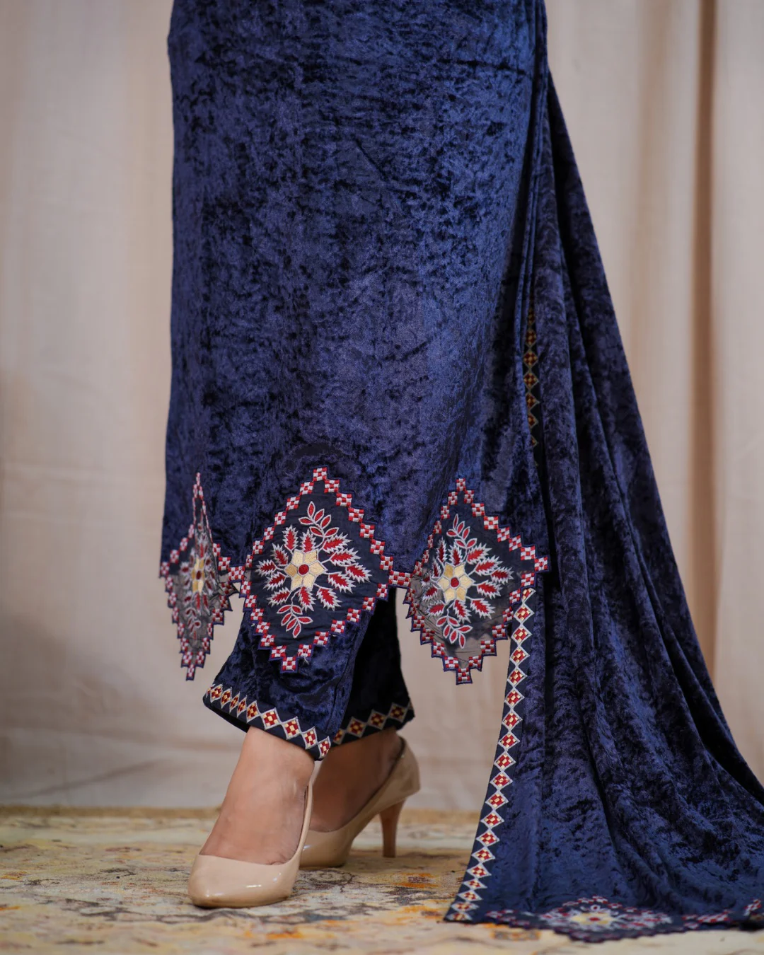 Ayesha Velvet Embroidered Dupatta Set - Image 6