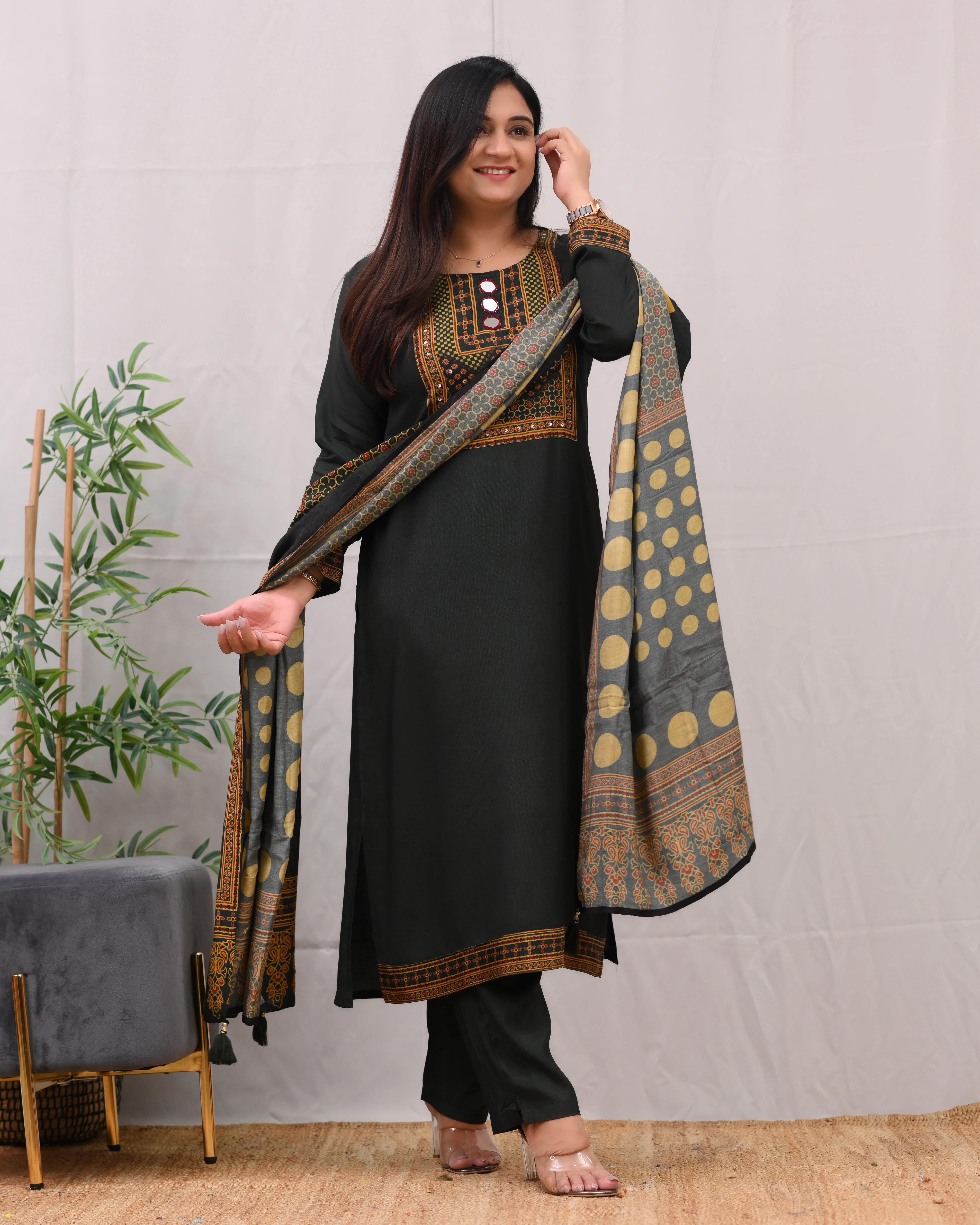 Saanya Muslin Embroidered Pant Set - Image 3