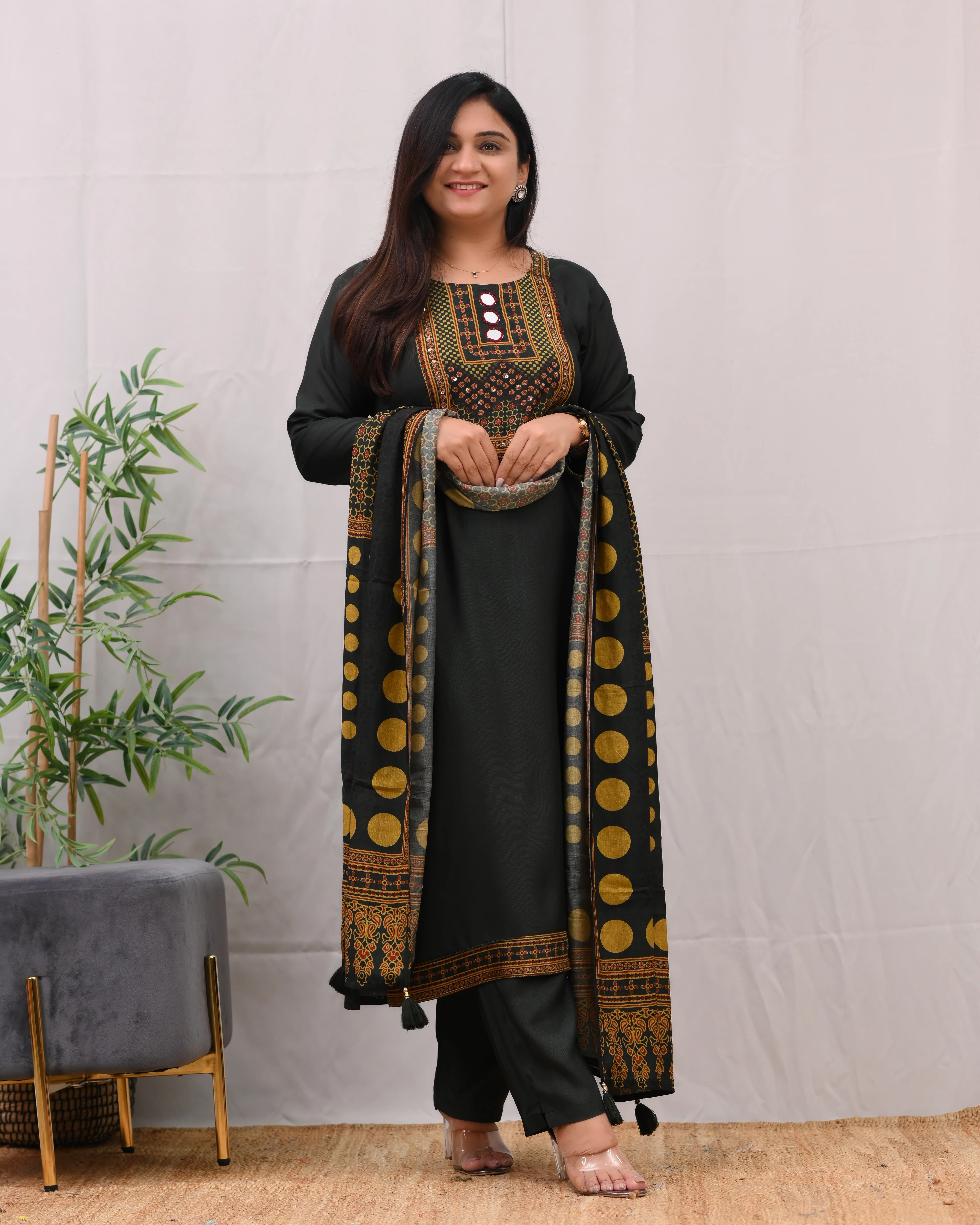 Saanya Muslin Embroidered Pant Set - Image 4
