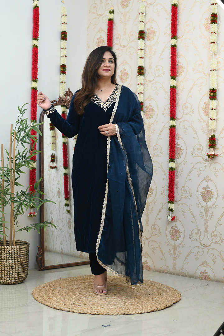 Sajda Velvet Hand Embroidered Pant Set - Image 4