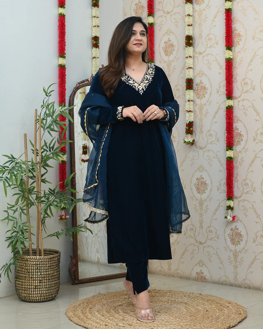 Sajda Velvet Hand Embroidered Pant Set - Image 5
