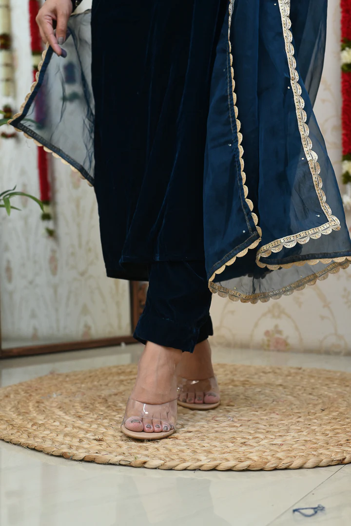 Sajda Velvet Hand Embroidered Pant Set - Image 9